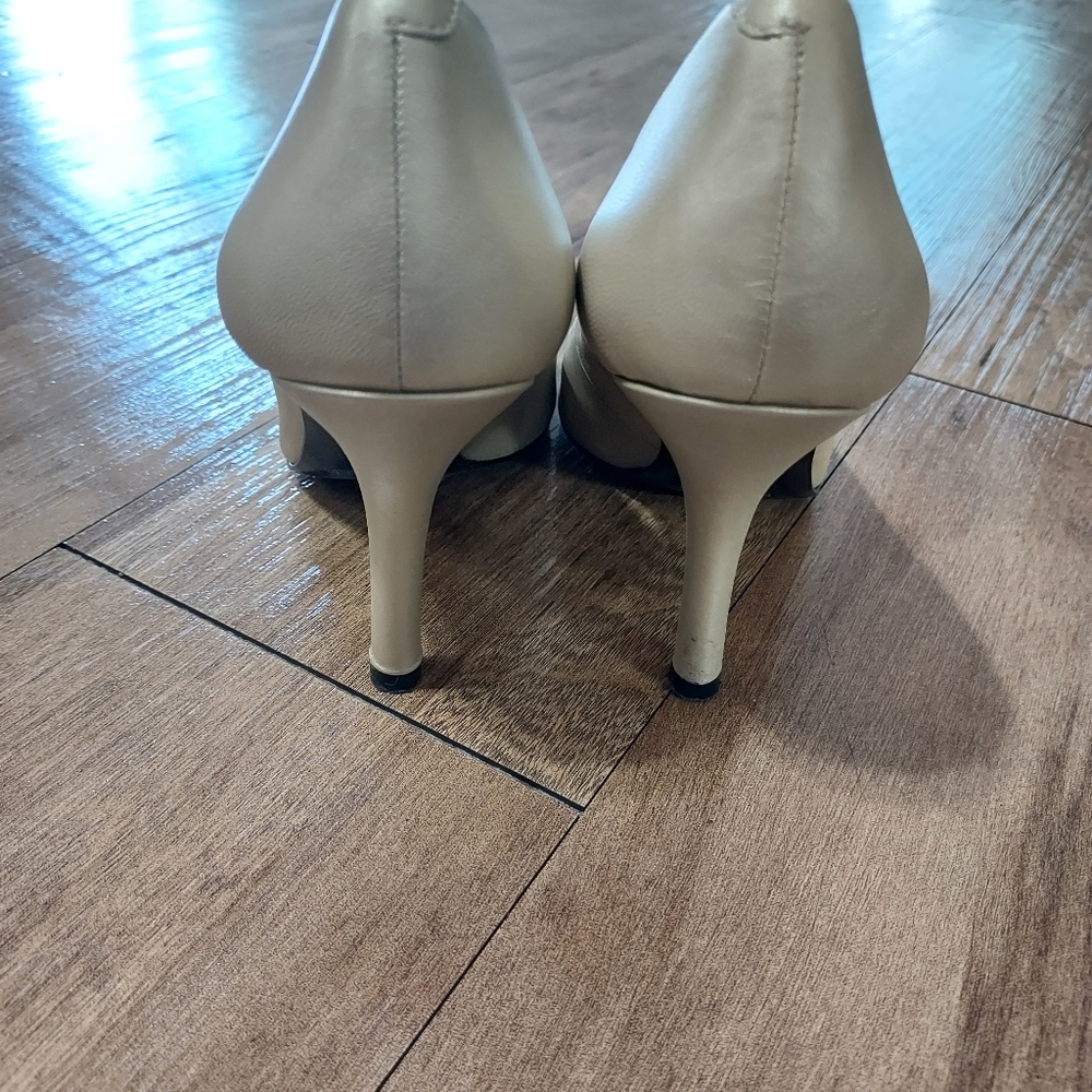 Gold leather stilettos, Nine West, 6.5 - Picture 6 of 8